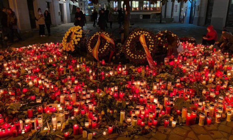 Shqiptarët bëjnë homazhe për viktimat e sulmit terrorist në Vjenë