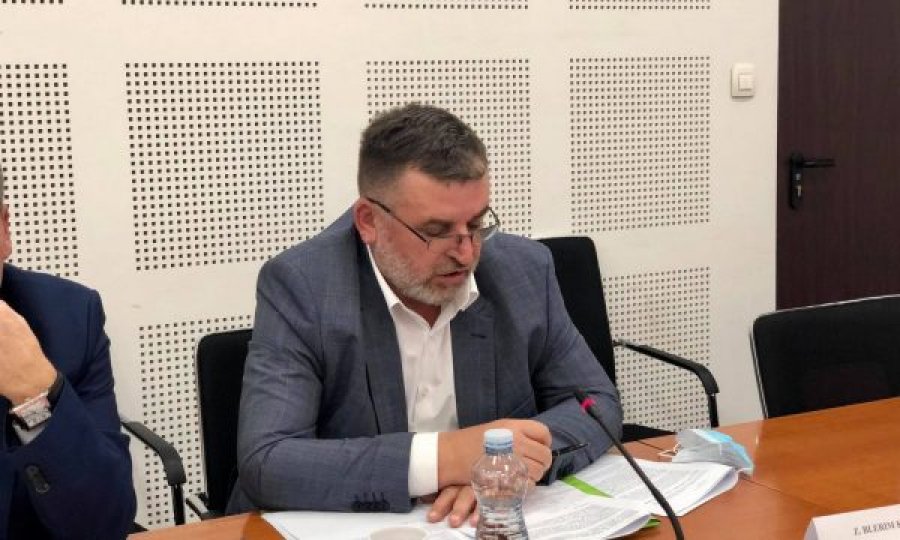 Ministri Kuçi thotë se duhet t’i kërkohet falje Jakup Krasniqit për trajtim jo të dinjitetshëm