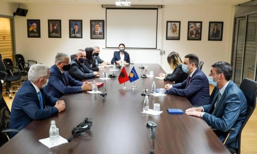  Ministri Selimi takohet me ministrin e Punëve të Brendshme të Shqipërisë, diskutojnë për arrestimet e fundit të Speciales 