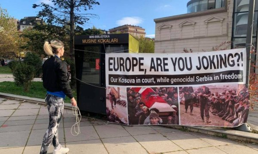  Studentja kosovare vendosë pano para Qeverisë dhe pyet “Evropë a po bën hajgare” 