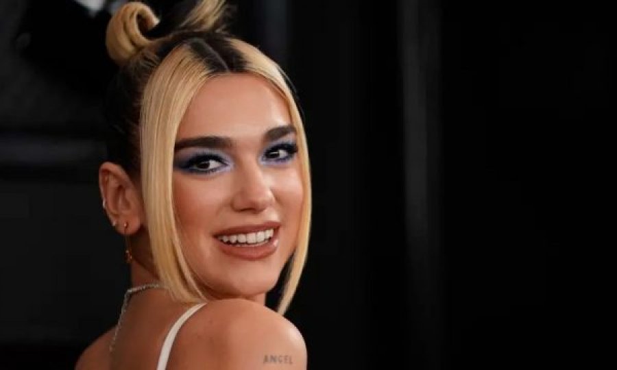 Dua Lipa uron publikisht vjehrrin për ditëlindje