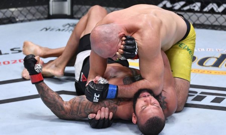 Pamje: Teixeira e detyron Santosin të dorëzohet në meçin dërrmues në UFC