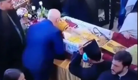 Media malezeze zbulon njeriun që pozonte duke puthur Amfilohijen: tani, në spital me COVID