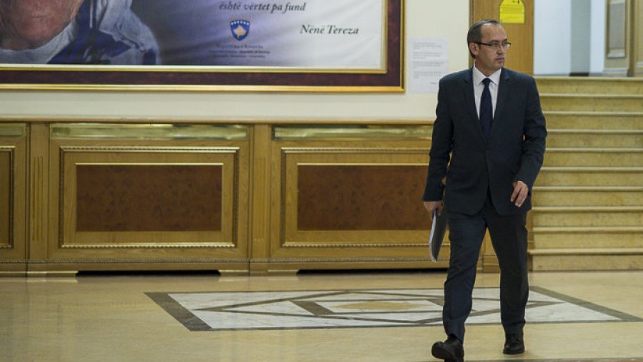 Hoti arrin në presidencë për takimin me Osmanin