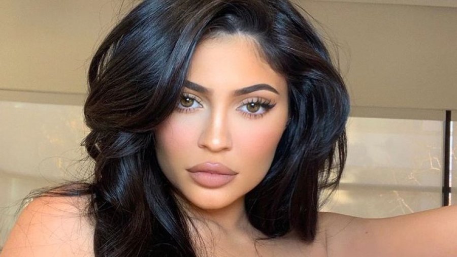 Kylie Jenner si përherë unike, mahnit me veshjen në imazhet e fundit