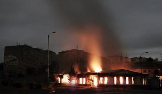 Protestuesit armenë sulmojnë selinë qeveritare pas lajmit për marrëveshjen e paqes