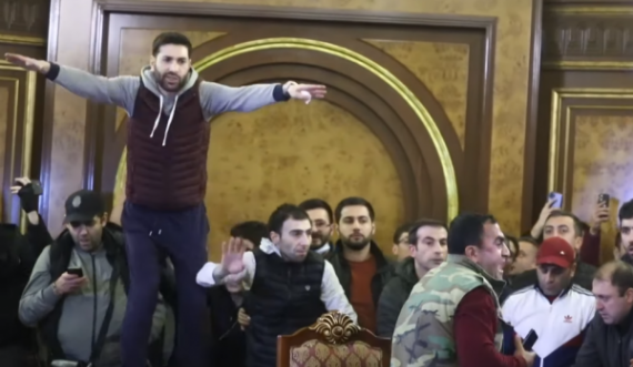 Armenët futen në ndërtesën e kuvendit, e rrahin kryetarin derisa i humb vetëdija