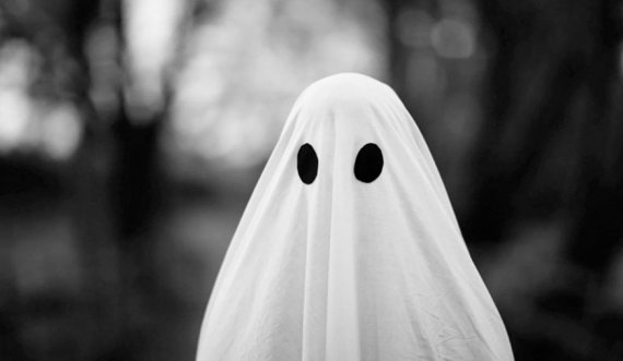 Fantazma misterioze në fotografinë e një adoleshenteje