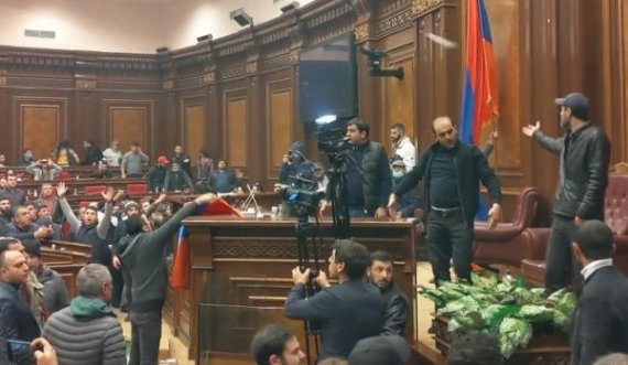 Protestuesit sulmojnë qeverinë armene pas marrëveshjes së paqes me Azerbajxhanin