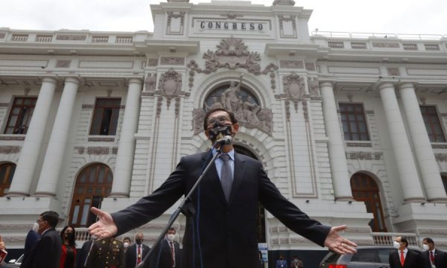 Presidenti i Perusë rrëzohet nga pushteti me mocion