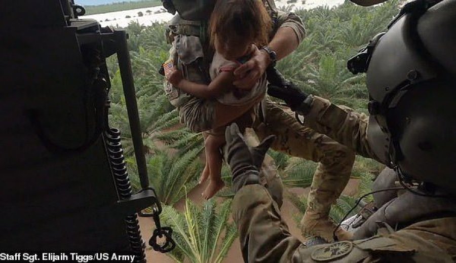 Momenti kur ushtarët amerikanë shpëtojnë një vogëlushe nga vërshimet në Honduras