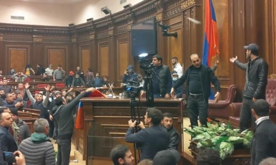 Protestuesit sulmojnë qeverinë armene pas marrëveshjes së paqes me Azerbajxhanin
