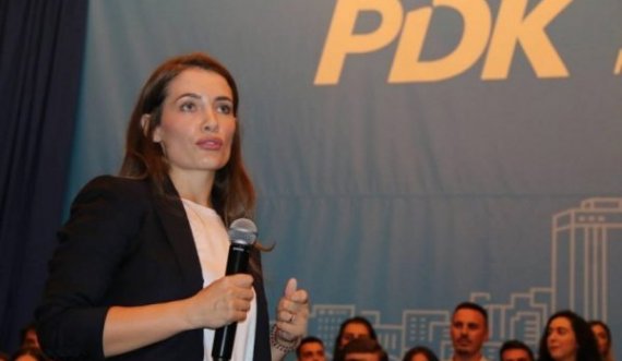 Deputetja e PDK’së e kritikon kryeministrin Hoti: Pse flamurin shtetëror të Kosovës e keni lënë te dera?