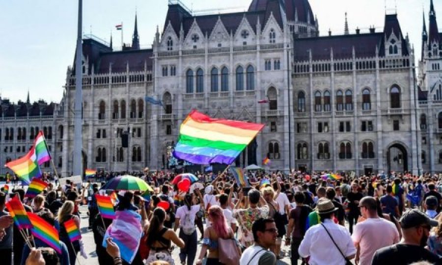 Hungaria pritet t’ua ndalojë adoptimin e fëmijëve çifteve homoseksuale