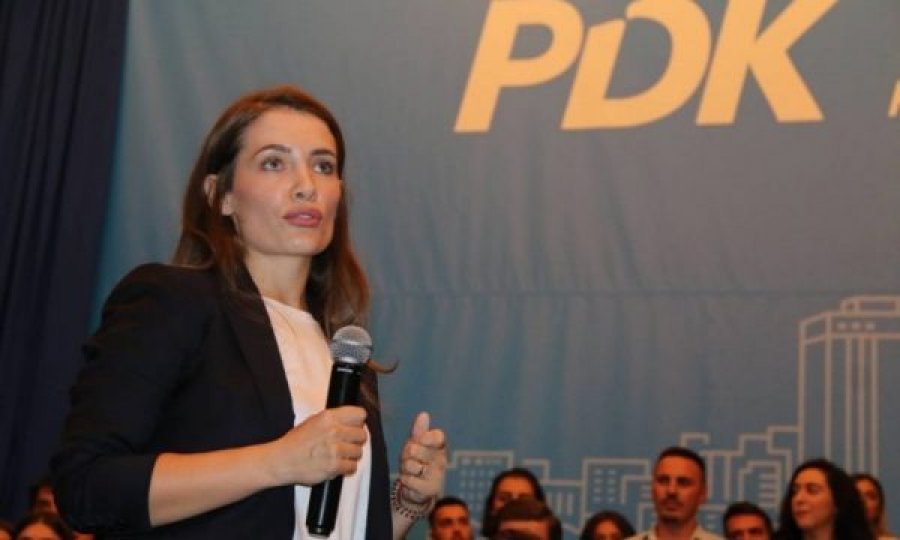 Deputetja e PDK’së e kritikon kryeministrin Hoti: Pse flamurin shtetëror të Kosovës e keni lënë te dera?