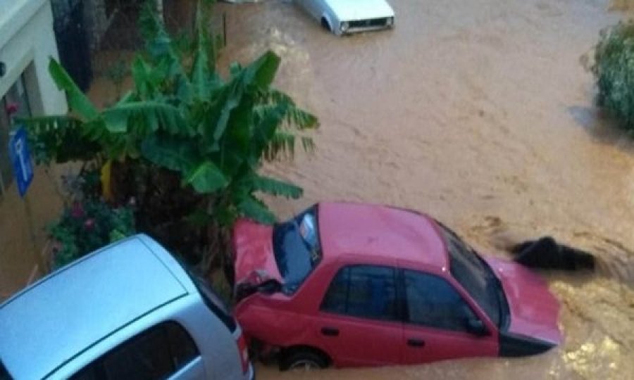 Katastrofë në ishullin e Kretës, moti i keq përmbyt dhjetëra banesa dhe automjete