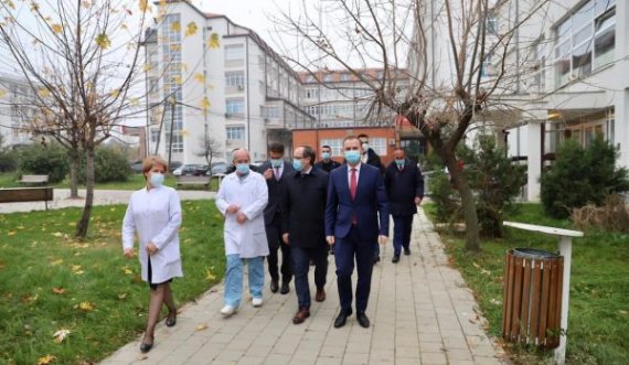 Ministri Zemaj pas vizitës në Infektivë, thirrje deputetëve të votojnë Ligjin për Rimëkëmbje