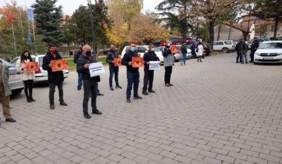 Organizatat e luftës dalin në protestë ndaj Gazmend Muhaxherit, i quajti partizanë