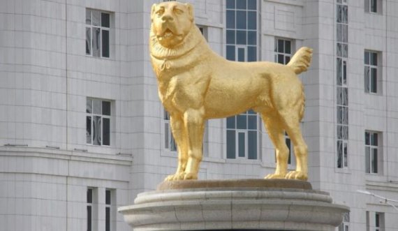 Presidenti i një shteti të varfër i bën statujë ari qenit të preferuar