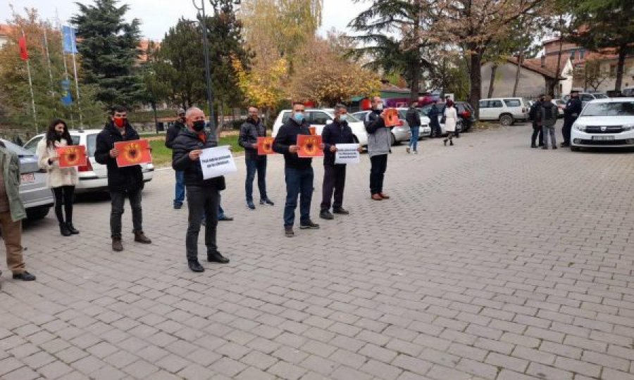 Organizatat e luftës dalin në protestë ndaj Gazmend Muhaxherit, i quajti partizanë
