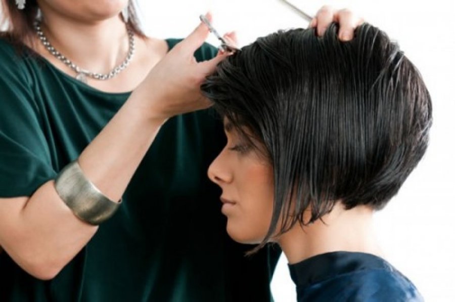 A ndikon prerja e flokëve në largimin e helmeve nga trupi?