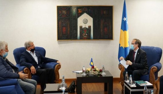 Kryeministri Hoti takohet me Ajdinin, dakordohen për finalizimin e Kontratës Kolektive