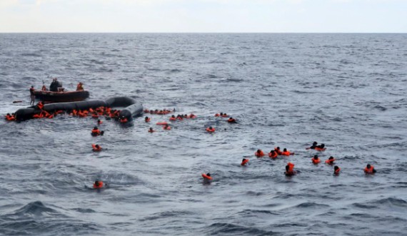 Së paku 74 imigrantë humbin jetën nga përmbytja e anijes afër Libisë
