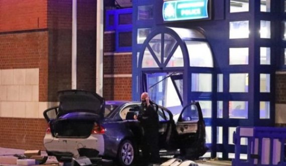 Britaniku përplas veturën në stacion policor pas gjobës që mori për shkelje të masave