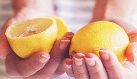 Si ta përdorni limonin për shëndetin e flokut dhe lëkurës