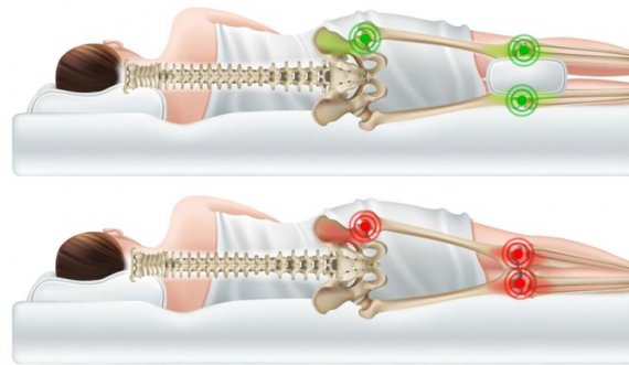 Katër arsye pse është mirë që të flini me një jastëk në mes të këmbëve