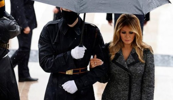 Melania “harron” Trump, fotografohet krah për krah me ushtarin