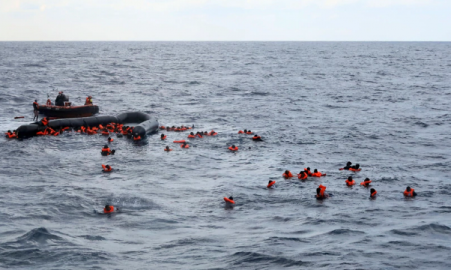 Së paku 74 imigrantë humbin jetën nga përmbytja e anijes afër Libisë