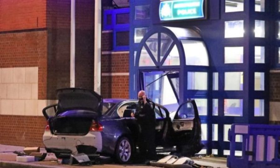 Britaniku përplas veturën në stacion policor pas gjobës që mori për shkelje të masave
