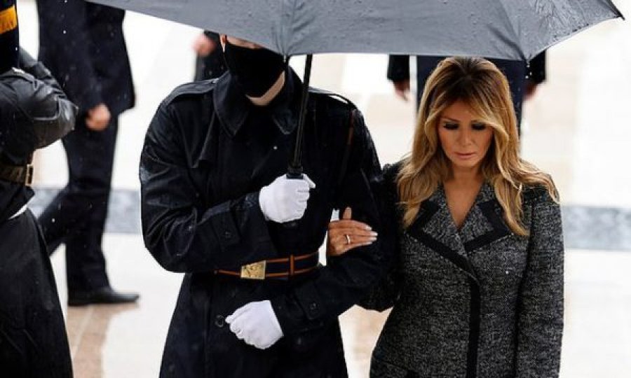 Melania “harron” Trump, fotografohet krah për krah me ushtarin