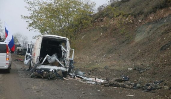 Rusët publikojnë pamje të tmerrshme, rrugë të mbushura me kufoma ushtarësh në Karabak