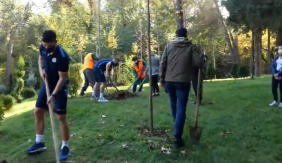 Së bashku me Erion Veliajn, futbollistët e Kosovës mbollën pemë bliri në Tiranë