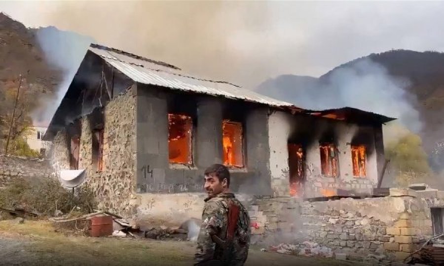 Armenët djegin shtëpitë e tyre, që do t’i kalojnë Azerbajxhanit