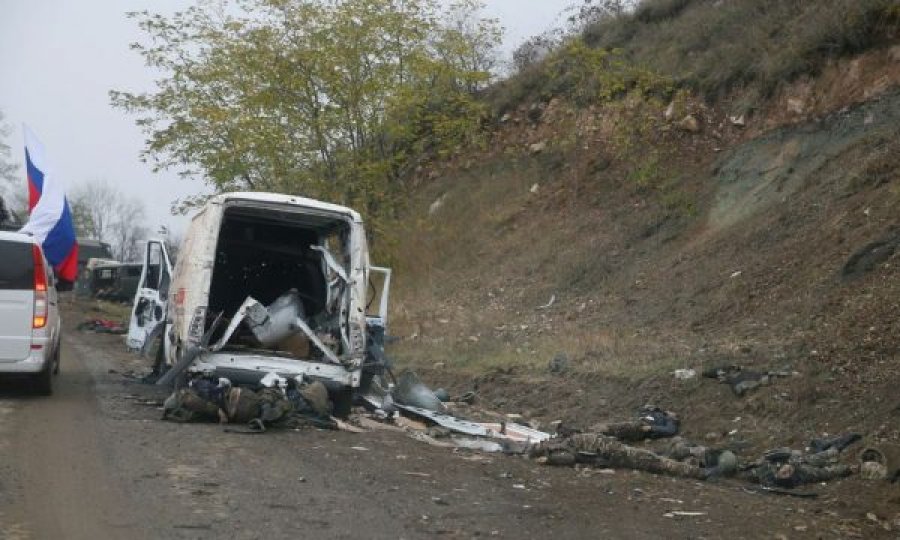 Rusët publikojnë pamje të tmerrshme, rrugë të mbushura me kufoma ushtarësh në Karabak