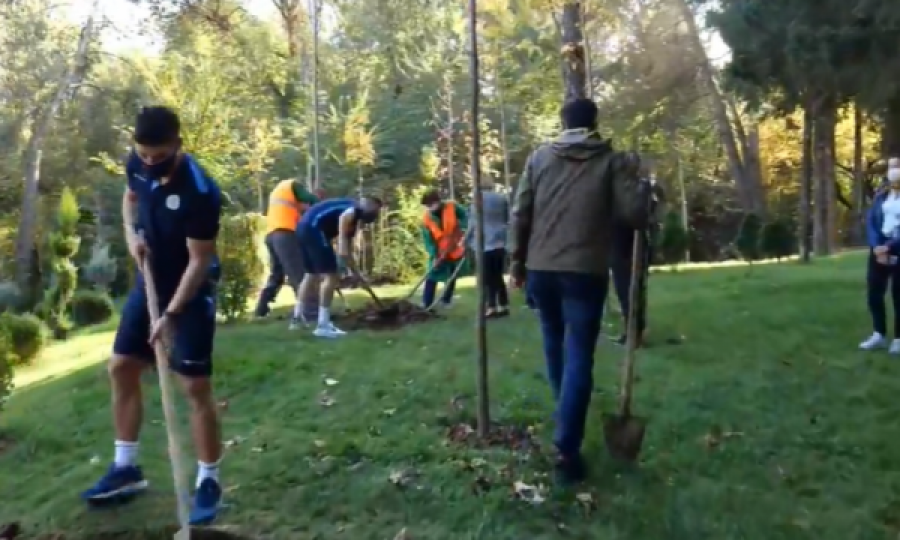Së bashku me Erion Veliajn, futbollistët e Kosovës mbollën pemë bliri në Tiranë