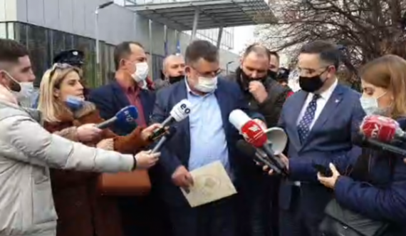 “Hajnat në burg”, ministri Kuçi pritet me fishkëllima e i kërkohet dorëheqja nga protestuesit