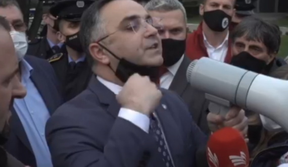 Besnik Tahiri ndeshet me protestuesit e revoltuar: Ju jeni ma hajna, nesër marrim vendim në Qeveri