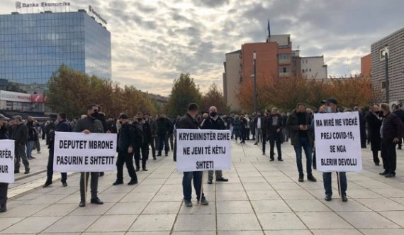 “Ma mirë me vdek prej Covidi, se prej Devollit”, protestohet para Qeverisë