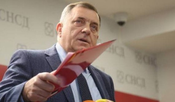 Dodik del jashtë kontrollit: Jam krenar që i kam mbrojtur Karaxhiqin dhe Mlladiqin