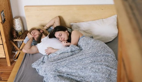 Çfarë është paraliza e gjumit dhe çfarë e shkakton atë