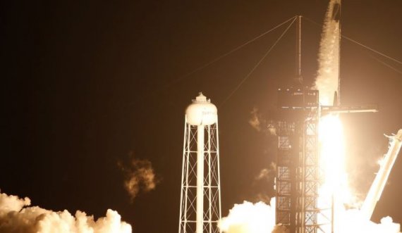 SpaceX nis me sukses 4 astronautë për në stacionin e hapësirës! Udhëtimi 27 orësh, 400 km mbi Tokë