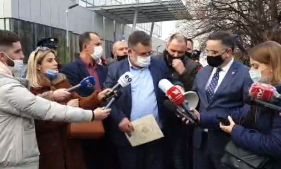 “Hajnat në burg”, ministri Kuçi pritet me fishkëllima e i kërkohet dorëheqja nga protestuesit