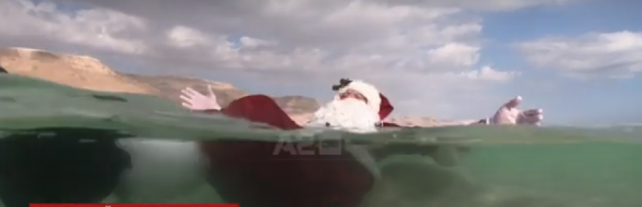 Pa slitë por me not, “Santa” sjell gëzimin e Krishtlindjes në Detin e Vdekur