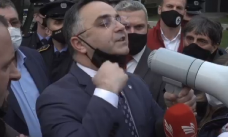 Besnik Tahiri ndeshet me protestuesit e revoltuar: Ju jeni ma hajna, nesër marrim vendim në Qeveri