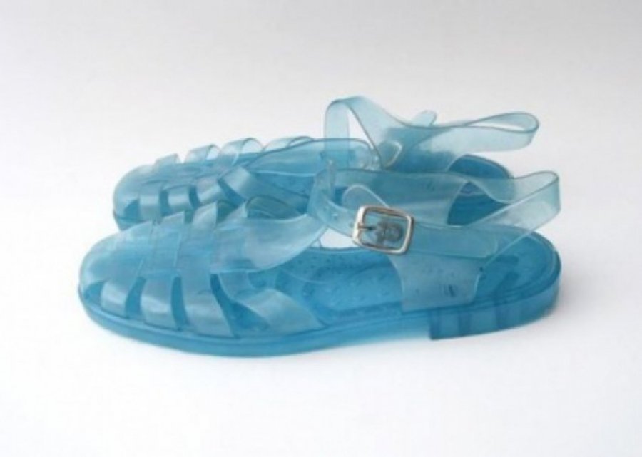 Ju kujtohen sandalet tona të fëmijërisë? Rikthehen, por me një çmim marramendës