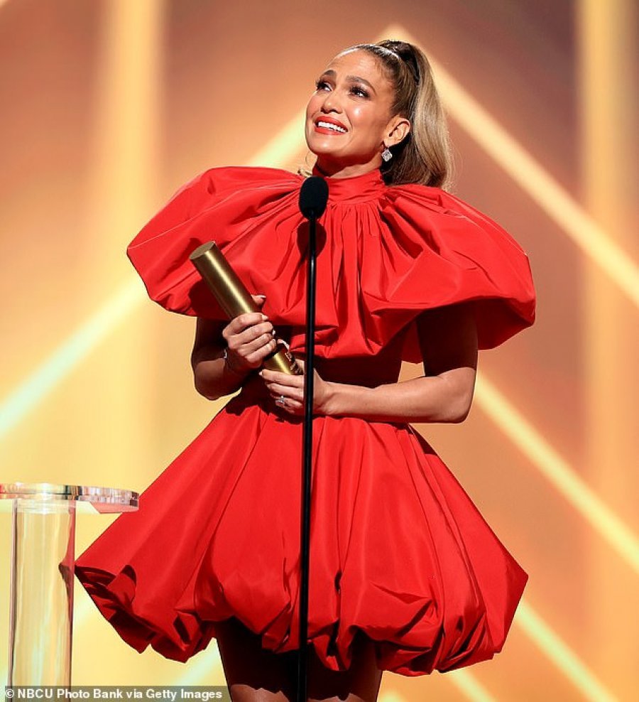 Shpallet ‘Ikona e Vitit’, emocionuar Jennifer Lopez mban fjalim frymëzues për femrat